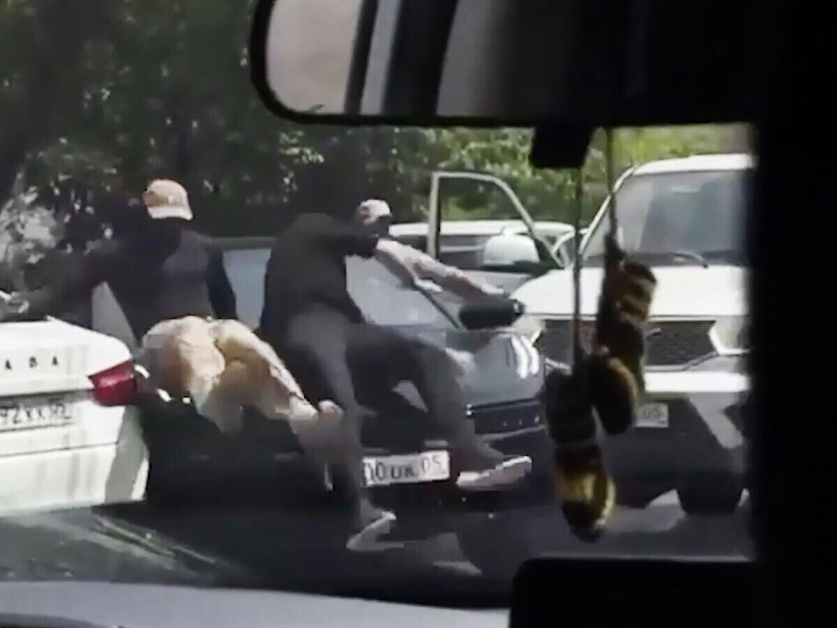    Момент наезда автомобиля на силовиков в Махачкале© Кадр видео очевидца