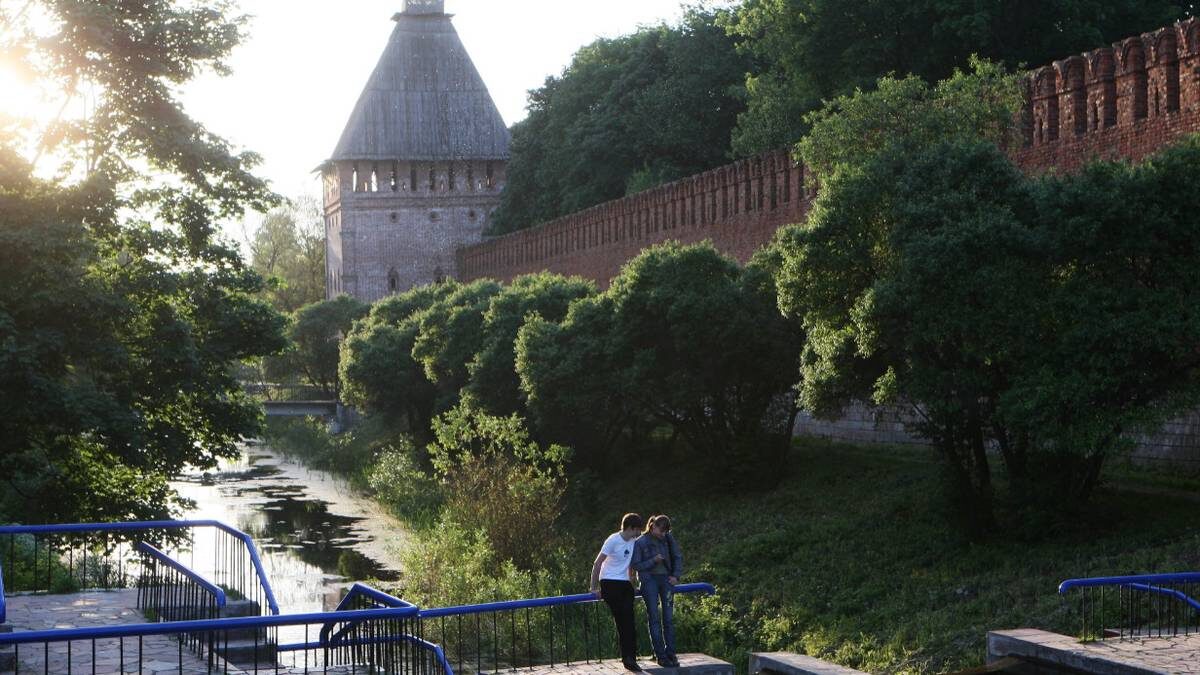    Вид на крепостную стену Смоленска и живописное озеро Собачка / Фото: Алексей Куденко / РИА Новости