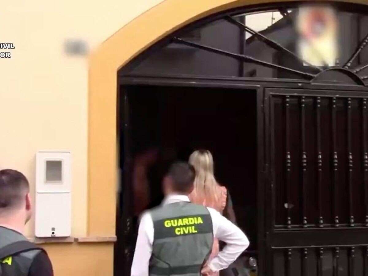    Задержание сотрудниками испанской Гражданской гвардии подозреваемых в причастности к хакерским атакам против государственных учреждений и стратегических секторов в Испании© Guardia Civil/X