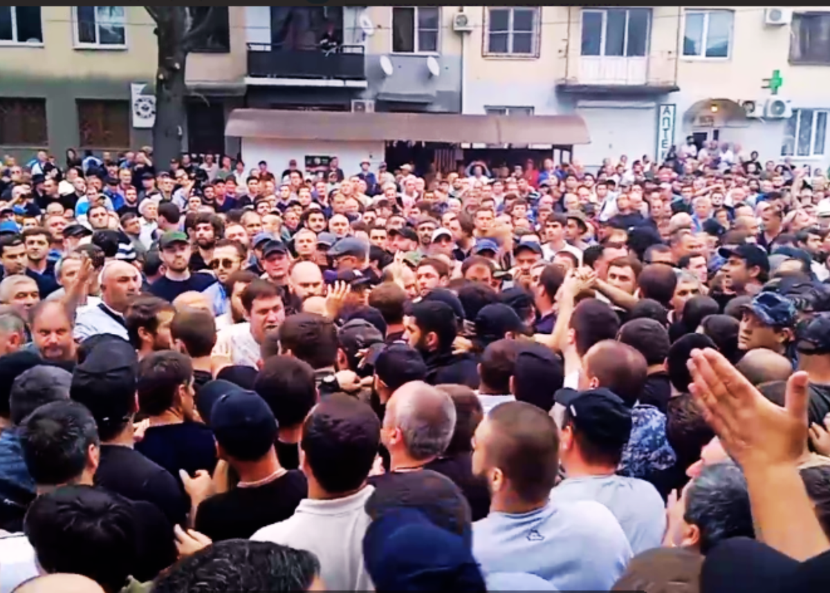 Митинг оппозиции у здания дома Культуры в Очамчыре