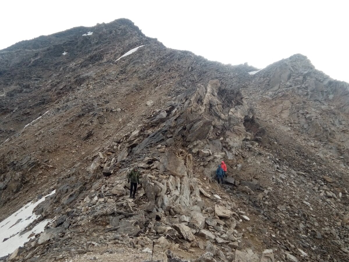 Гора Курмычи и гребневой маршрут с перевала ВЦСПС. Фото автора на спуске с горы в июле 2022-го года. 