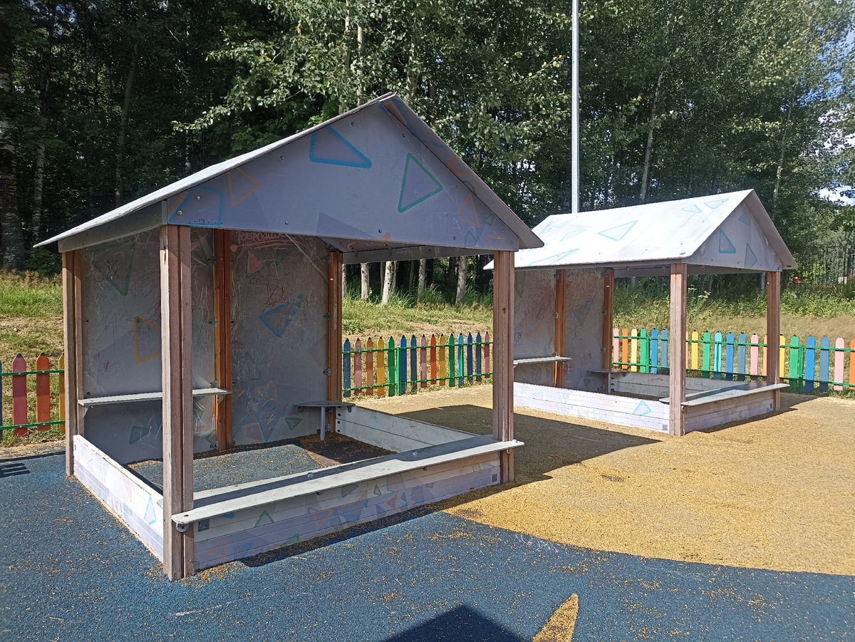 Домики на детской площадке