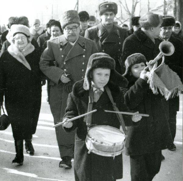    Павел Алексеевич и Елена Константиновна Ротмистровы в сопровождении жителей Прохоровки и пионеров на пути к школе N 71. 17 февраля 1971 г. / Фото: Н.Е. Погорелов