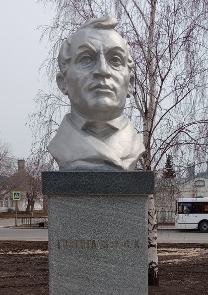 Бюст Тизенгаузену на площади декабристов в Ялуторовске.