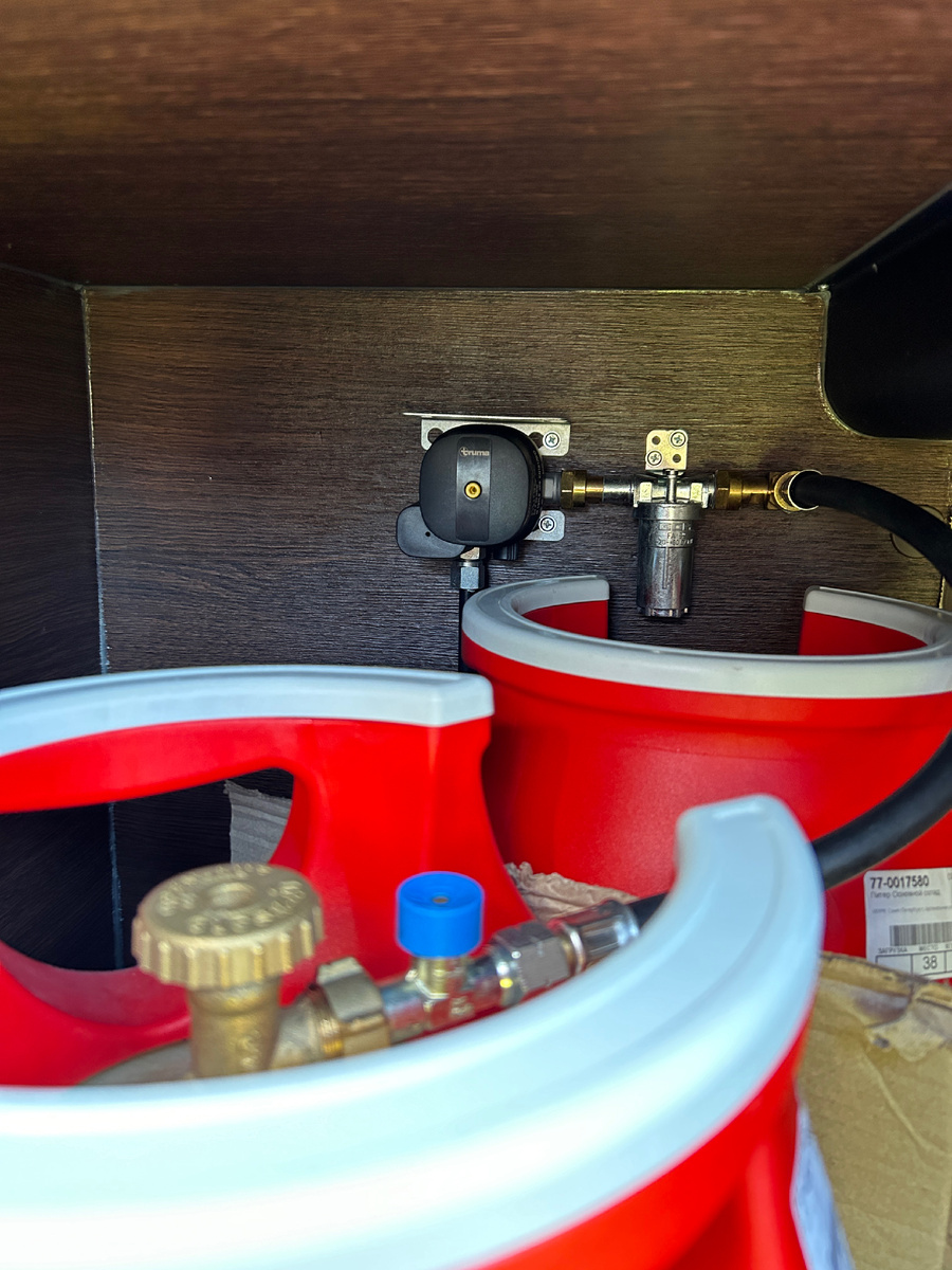 Установленные баллоны с новым редуктором и фильтром 