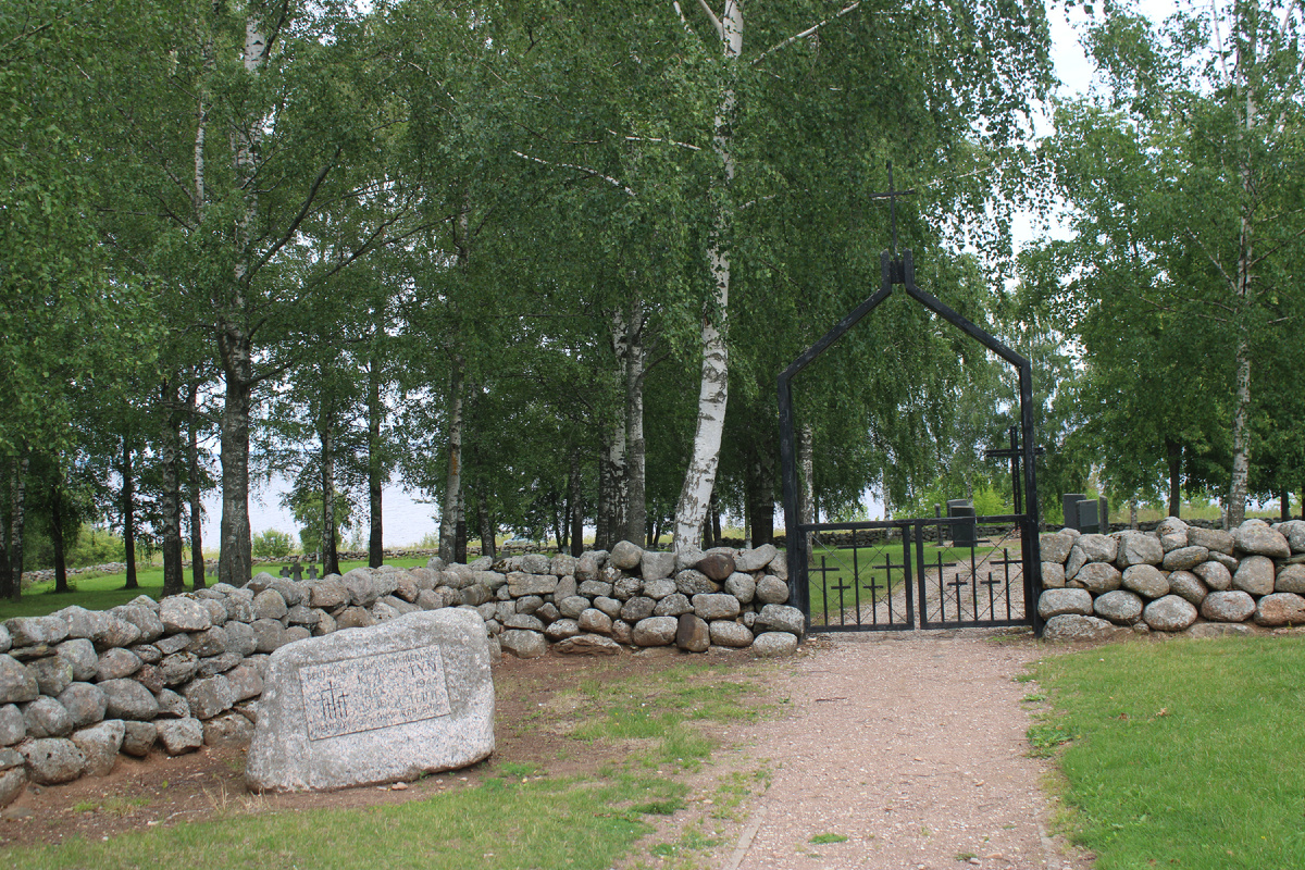 Кладбище прямо на берегу