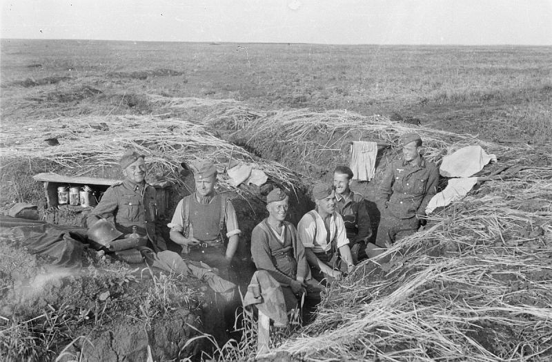 Группа солдат 167-й пехотной дивизии вермахта в окопе. Предположительно, снимок сделан в Курской области (в мае 1943 года) до боев на Курской дуге.