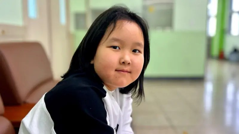 Яна, кореянка, переехавшая в Корею вместе с семьей из Узбекистана в 2017 году, вынуждена переводить для своих одноклассников, поскольку большинство из них плохо говорят по-корейски.