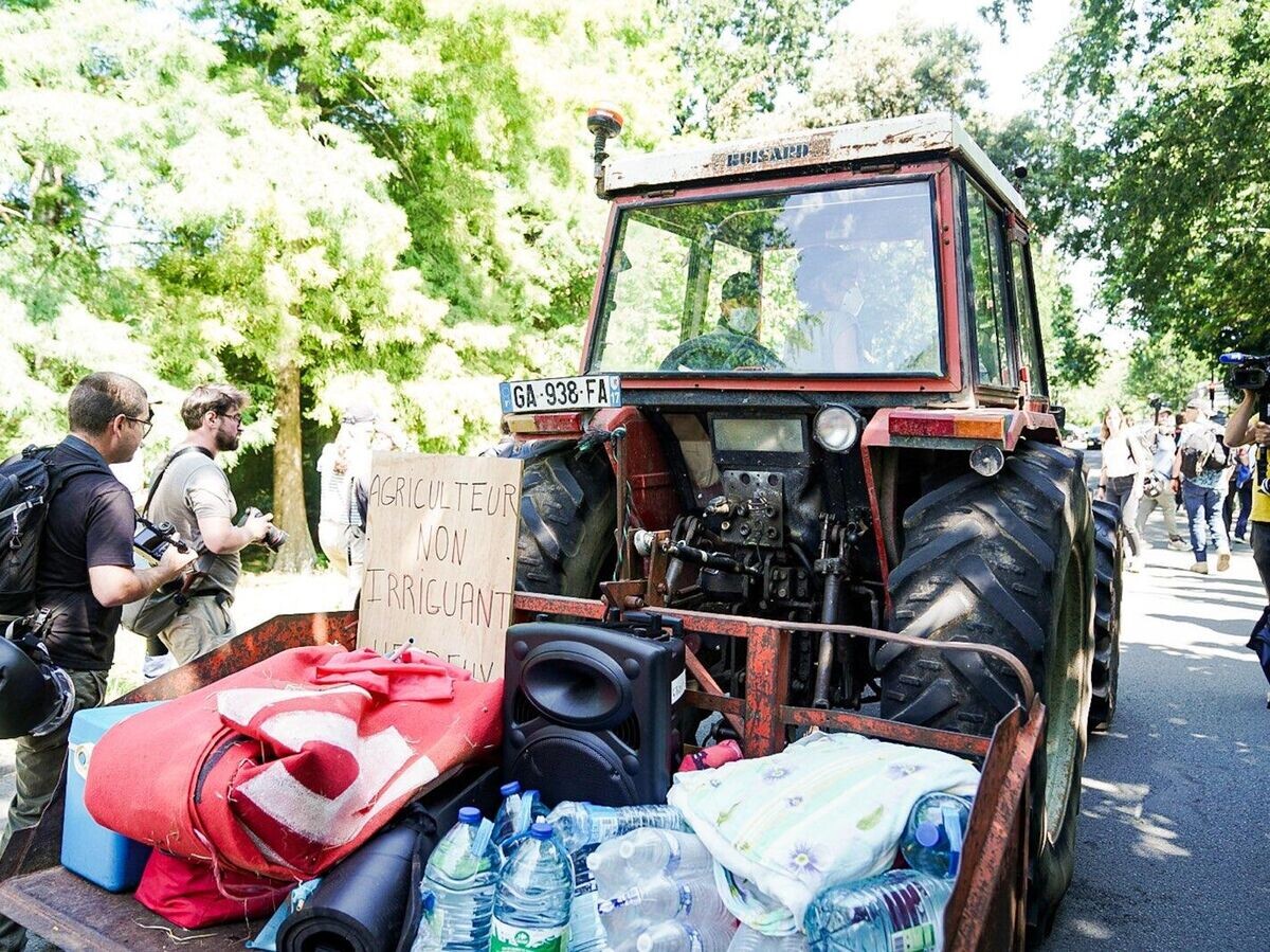    Активисты, выступающие против строительства ирригационных водохранилищ, на тракторах проникли в расположенный на западе Франции порт Ла-Паллис© Фото : Les soulèvements de la terre