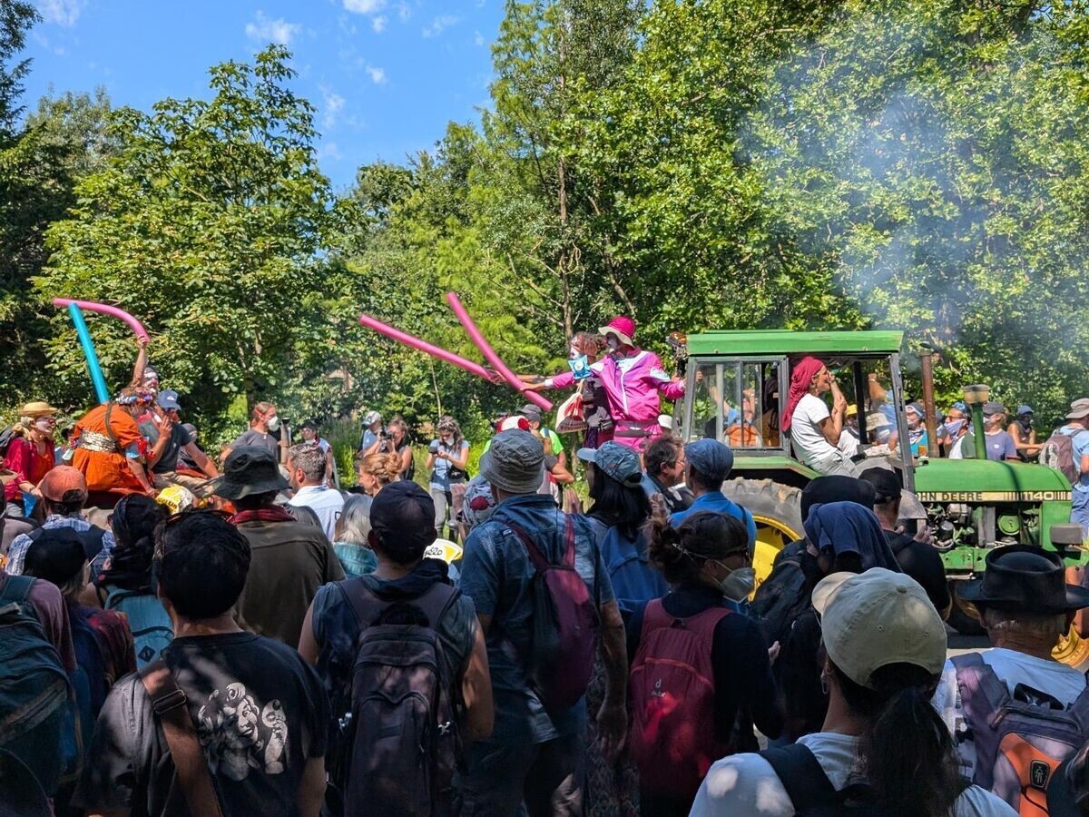    Активисты, выступающие против строительства ирригационных водохранилищ, на тракторах проникли в расположенный на западе Франции порт Ла-Паллис© Les soulèvements de la terre