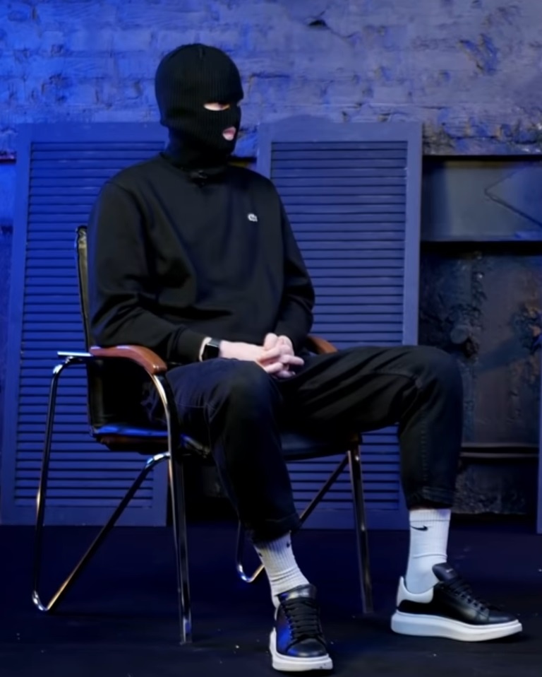 Кадр из интервью сотрудника службы безопасности букмекера одного из популярных блоггеров, за которым проглядывается образ совсем молодого человека. Ссылка на интервью:  https://www.youtube.com/watch?v=n4wzZlOKUxM