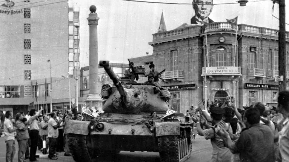 Фото: AP📷Турки-киприоты с восторгом встретили в Никосии солдат турецкой армии