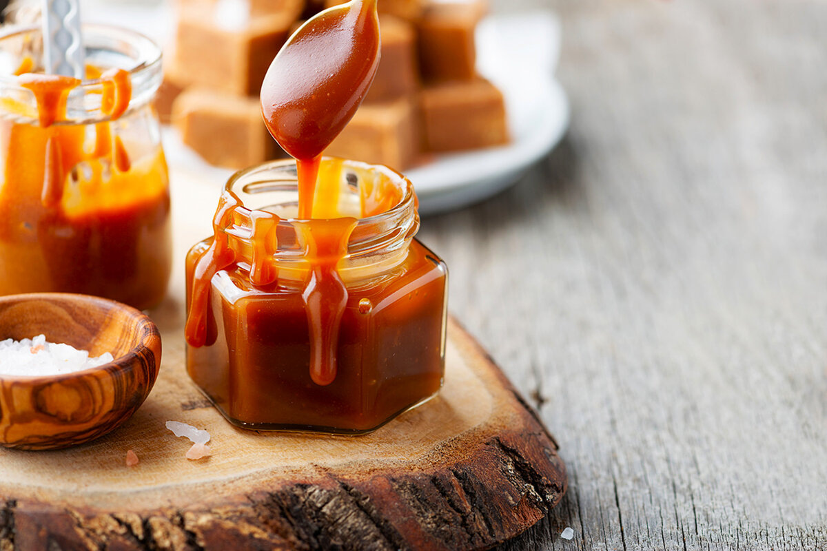 Волшебство карамели расплывается на языке, словно нежное прикосновение летнего ветерка. Ее сладкий аромат наполняет пространство теплом и умиротворением, словно медленное путешествие по сказочным полям сладких мечтаний. Каждый кусочек карамели словно маленький кусочек радости, который тает на языке, оставляя за собой след незабываемого блаженства. Ее золотистый оттенок как лучи заката, окрашивающие мир в мягкие тона уюта и радости. 