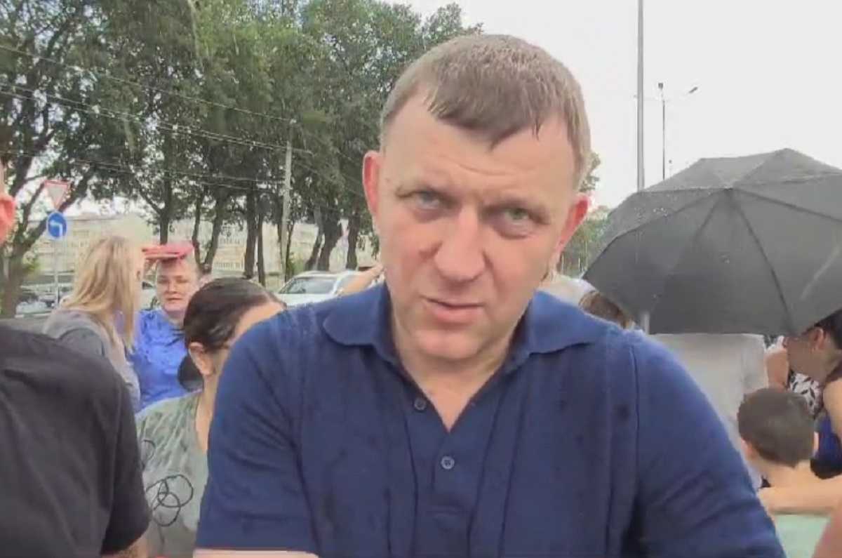 Евгений Наумов ждёт света под дождём (скрин с видео Ирины Борс) 