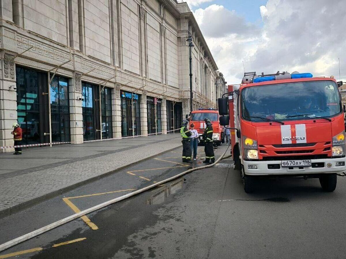    Пожарный расчет возле ТРЦ "Галерея", где в одном из кафе произошел пожар в Санкт-Петербурге© Фото : МЧС Санкт-Петербурга/Telegram