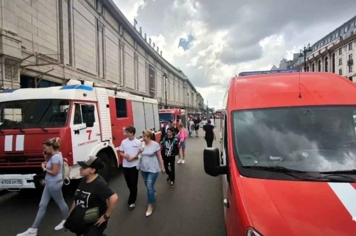    Пожарные приехали тушить ТРЦ «Галерея» – там загорелось кафе на пятом этаже