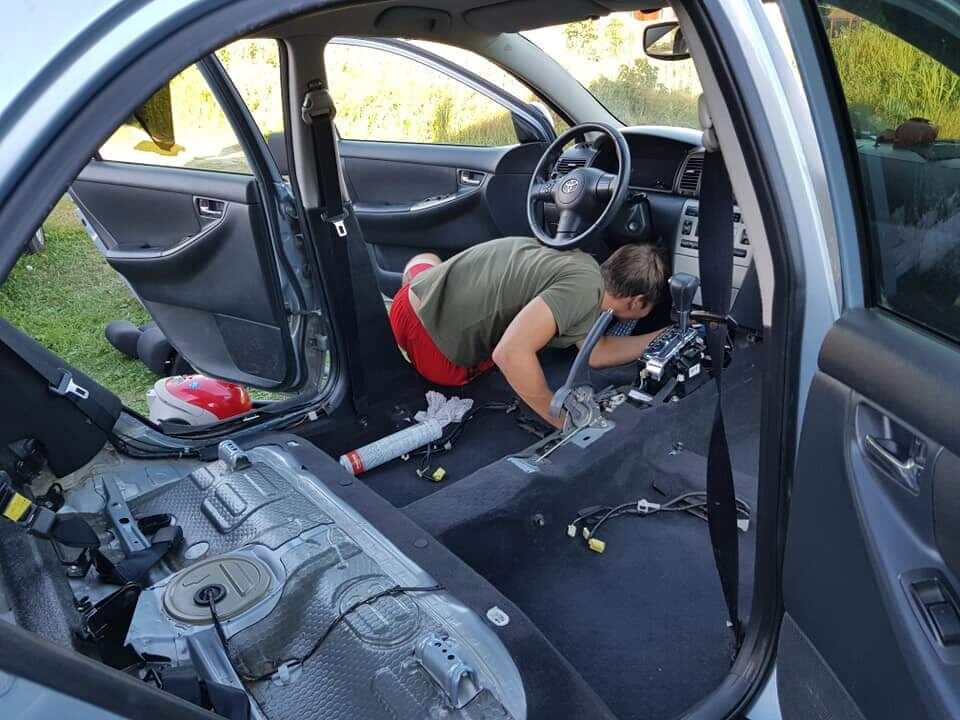 Сын ремонтирует авто