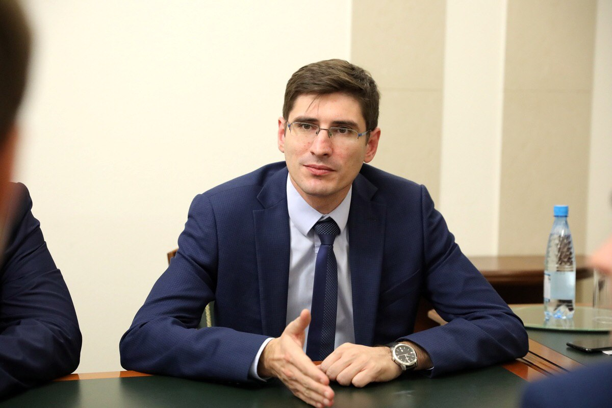 «По потребностям Горьковской железной дороги конкурс на разработку инновационных технологий проводится регионом уже второй раз подряд. Итоги первого конкурса подтвердили эффективность взаимодействия науки, государства и индустриального партнера. Так, в 2022 году были профинансированы 4 проекта из 17 поданных заявок на сумму в 33 миллиона рублей, на данный момент разработки внедрены в железнодорожной отрасли страны. Для Правительства Нижегородской области проведение такого рода конкурсов является важным, так как в процесс создания инноваций вовлекаются ведущие научные команды региона, которые решают реальные производственные задачи, востребованные крупными корпорациями», - отметил заместитель губернатора Нижегородской области Андрей Саносян.