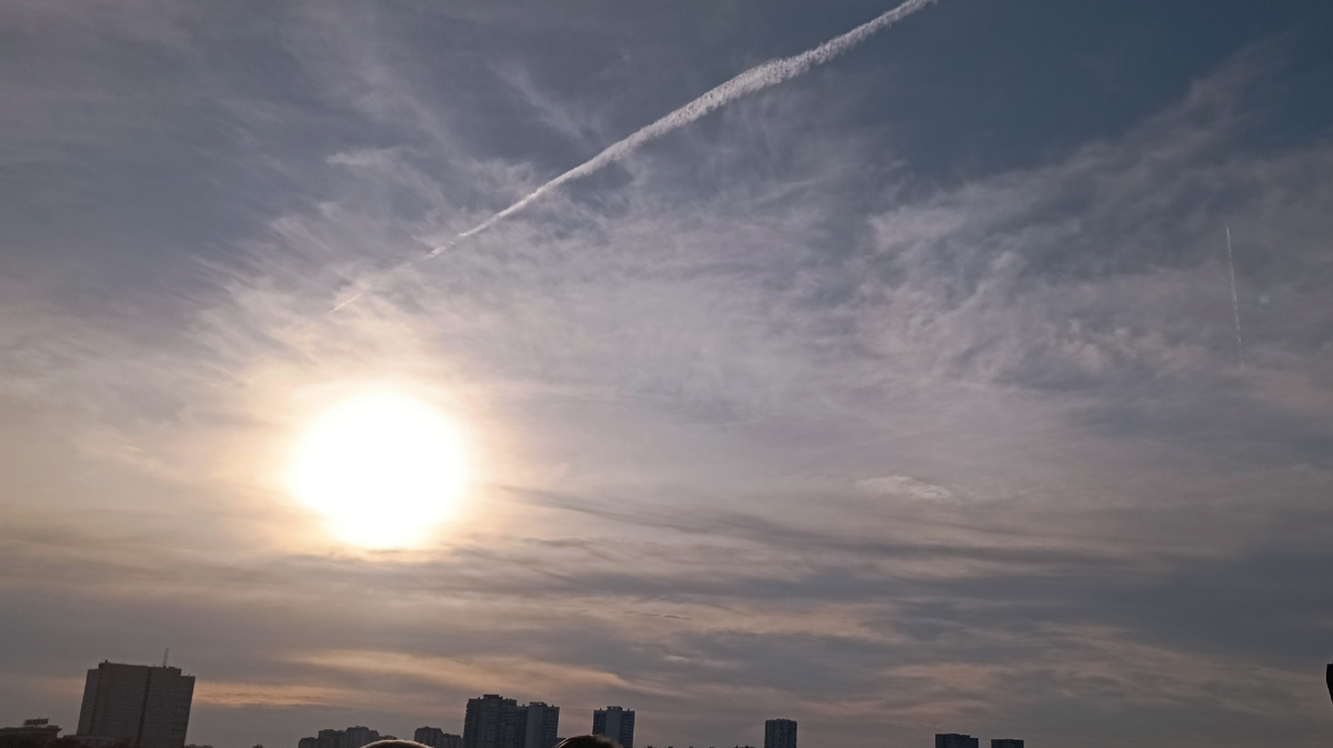 Небо над Химкинском водохранилищем. Здесь и далее фото автора или из личного архива автора, если не указано иначе.