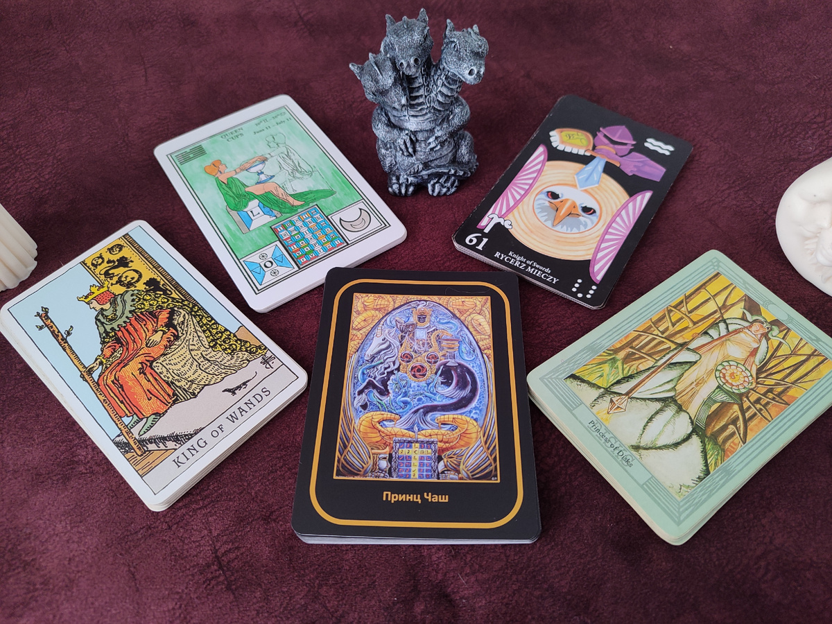 Придворные арканы Таро из колод: Уэйта, Церемониальной магии Дюкетта, Польское Таро магов, Кроули