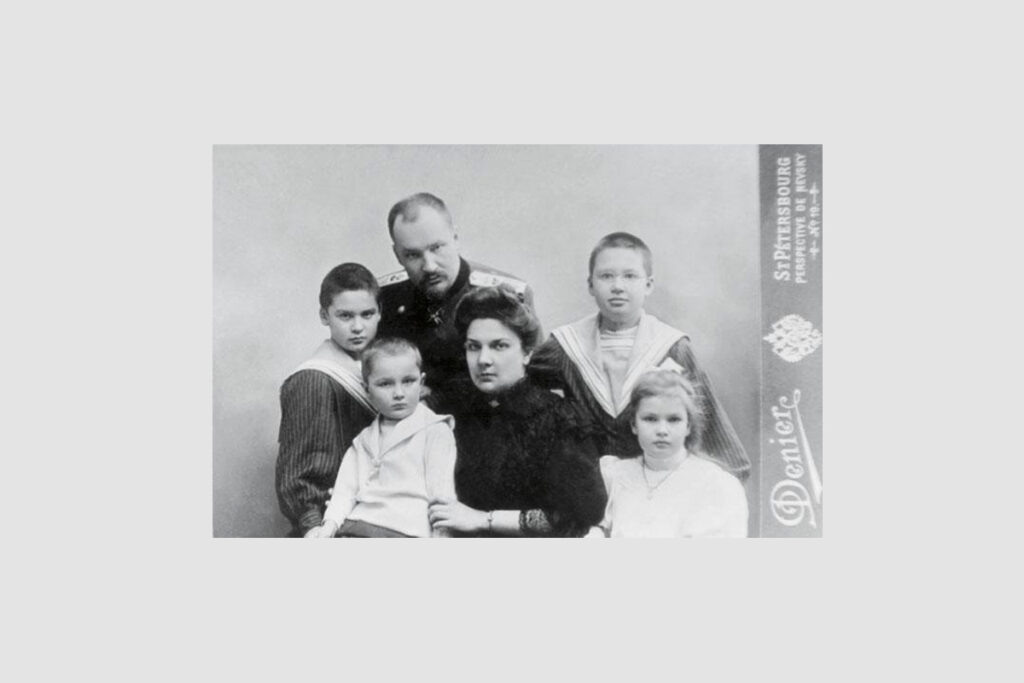 Евгений Сергеевич с супругой и детьми. Фото: http://opvrk.ru/