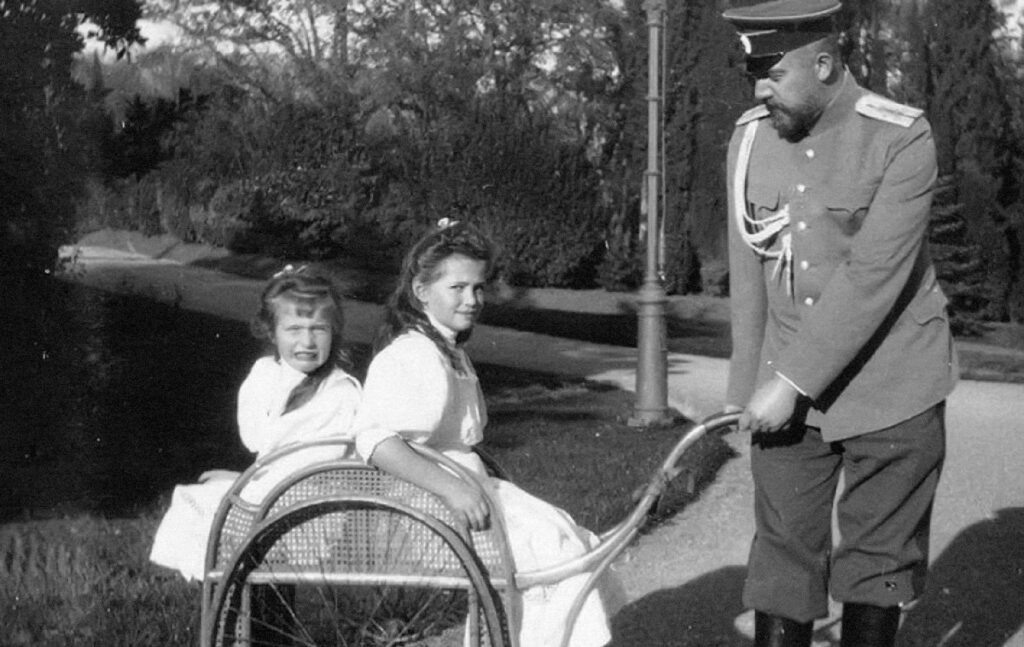 Евгений Боткин с великими княжнами Анастасией и Марией. Фото: https://foma.ru/