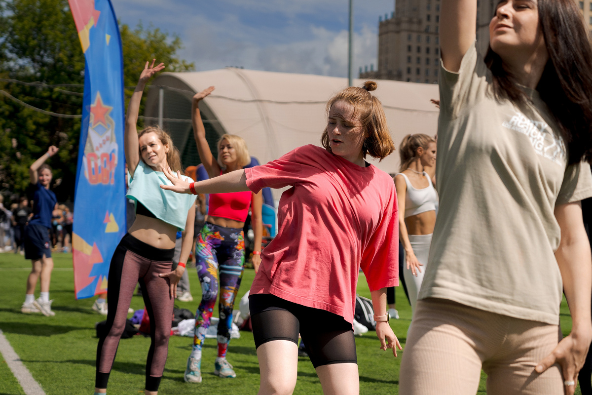 Танцевальные тренировки — это отличная альтернатива классическим физическим активностям. Интенсивность такой тренировки зависит от танцевального направления