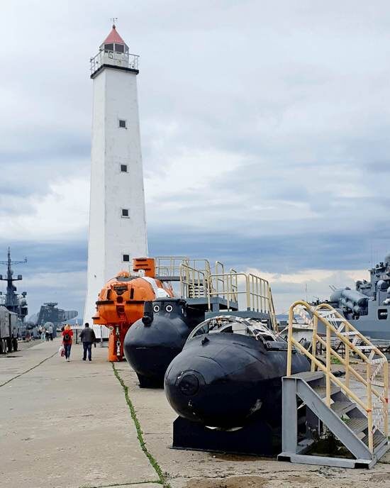 Знаменитый кронштадский "маяк" и выставка боевого орудия на дамбе кронштадского мола /фото из личного архива, 2021/