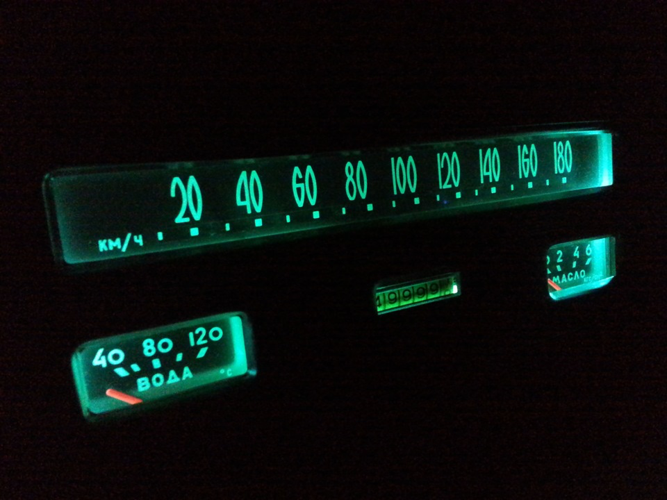 Часть приборной панели ГАЗ 24