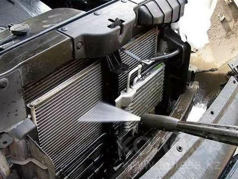 Мойка радиаторов при правильном расстоянии в 10-15 сантиметров.