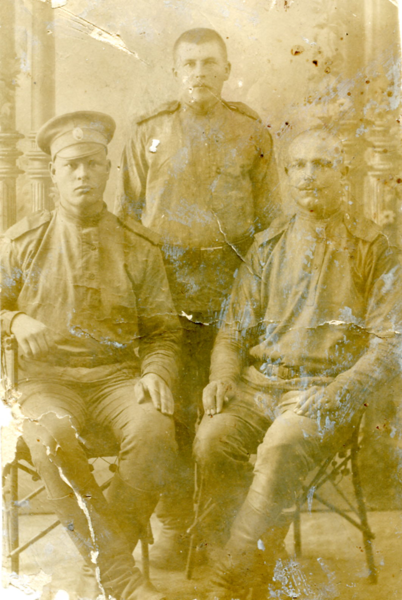 1914 год, Евсеенко Захар Сергеевич (в фуражке) с сослуживцами