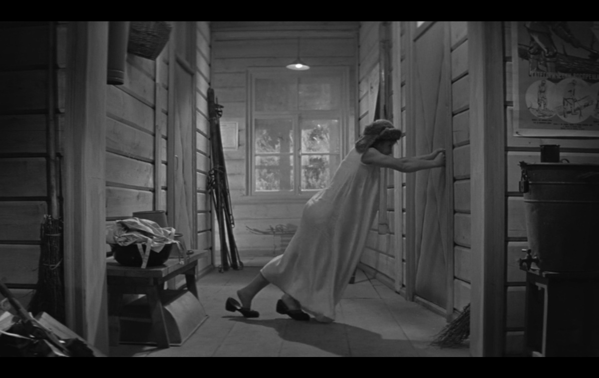 Всем известный эпизод из горячо мною любимого фильма "Девчата" в тамбуре их домика.