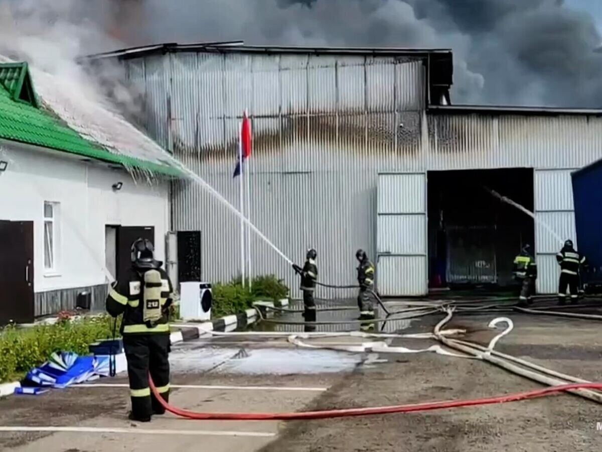    Тушение ангара, в котором хранится моторное масло© МЧС РФ