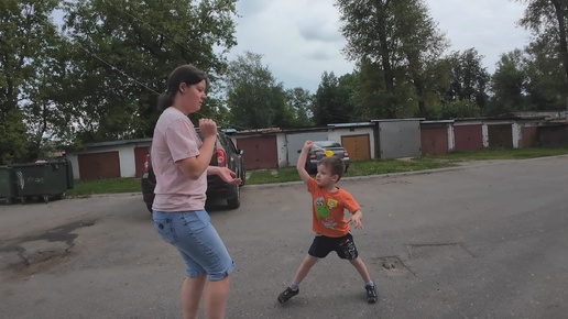 Малолетний сын бьёт свою маму, в ход идут кулаки и ноги, избиение родителей