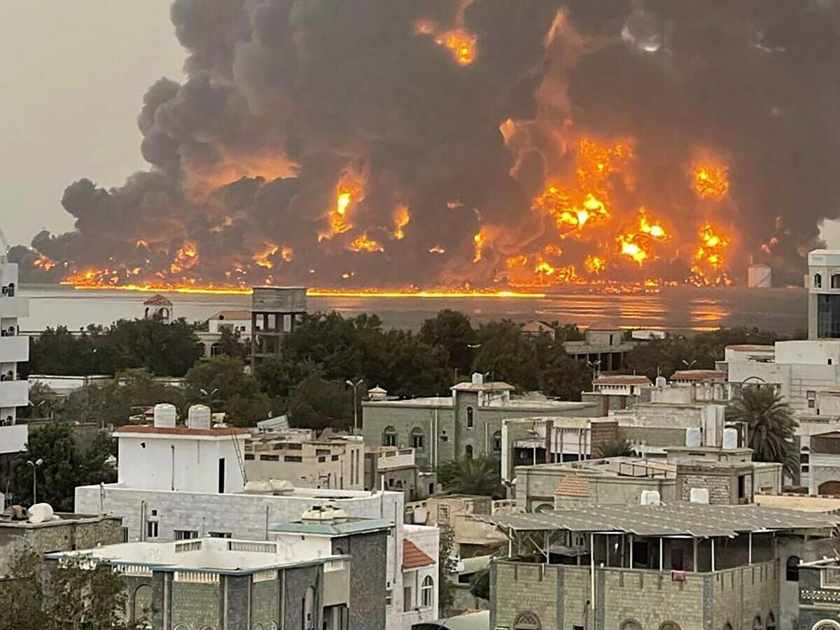    Последствия авиаудара в Ходейде на западе Йемена© AFP 2024