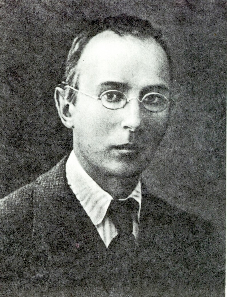 Казимир Буга (1879–1924). Знаменитый литовский филолог и языковед. Создатель науки литовского языка, внёс большой вклад в его фонетическую структуру, изучение ударений, грамматику.