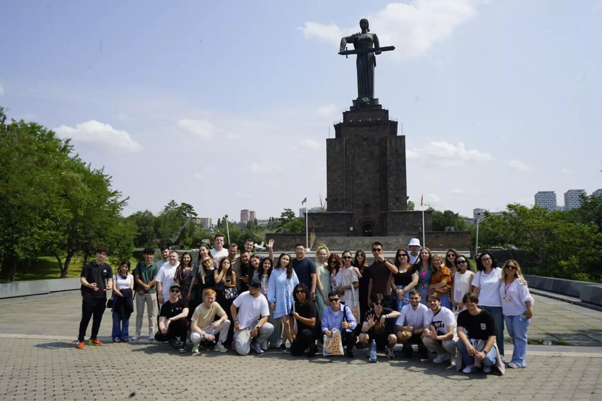 Участники Форума "Новая Стратегия" в Парке Победы в Ереване © Photo : пресс служба форума "Новая Стратегия"