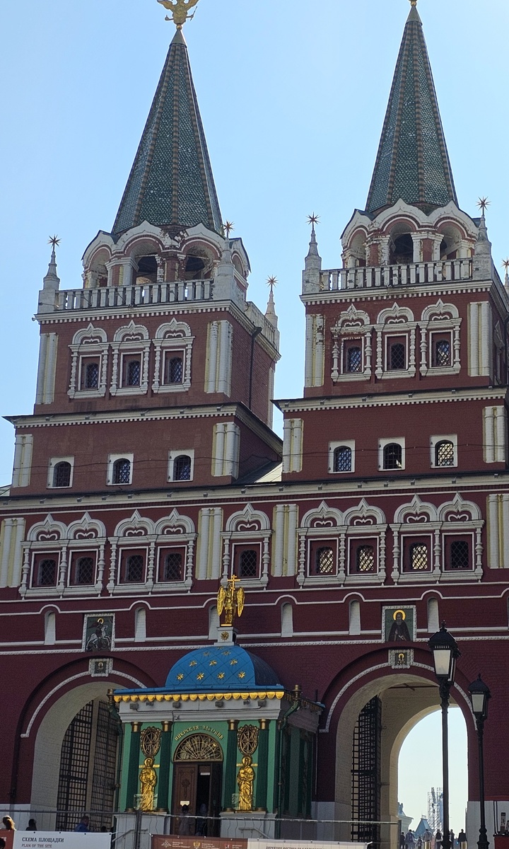 Иверская часовня перед Воскресенским воротами (фото автора Л. Баевой)