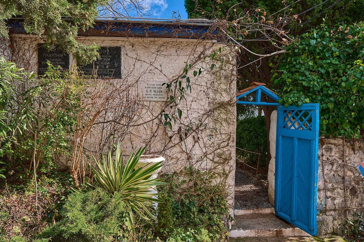 Вход на дачу Чехова в Гурзуфе. На стенах - мемориальные доски писателя