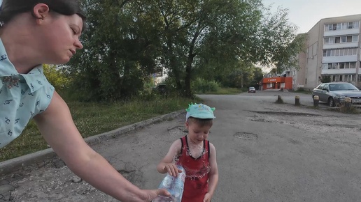 Мама поливает ребёнка ледяной водой, прочие невзгоды и радости в нашей нарезке