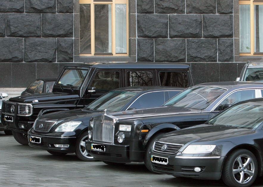 Депутатские машины. Служебные машины депутатов. Парковка госдумы. Депутатские машины. Автомобили у государственной думы.