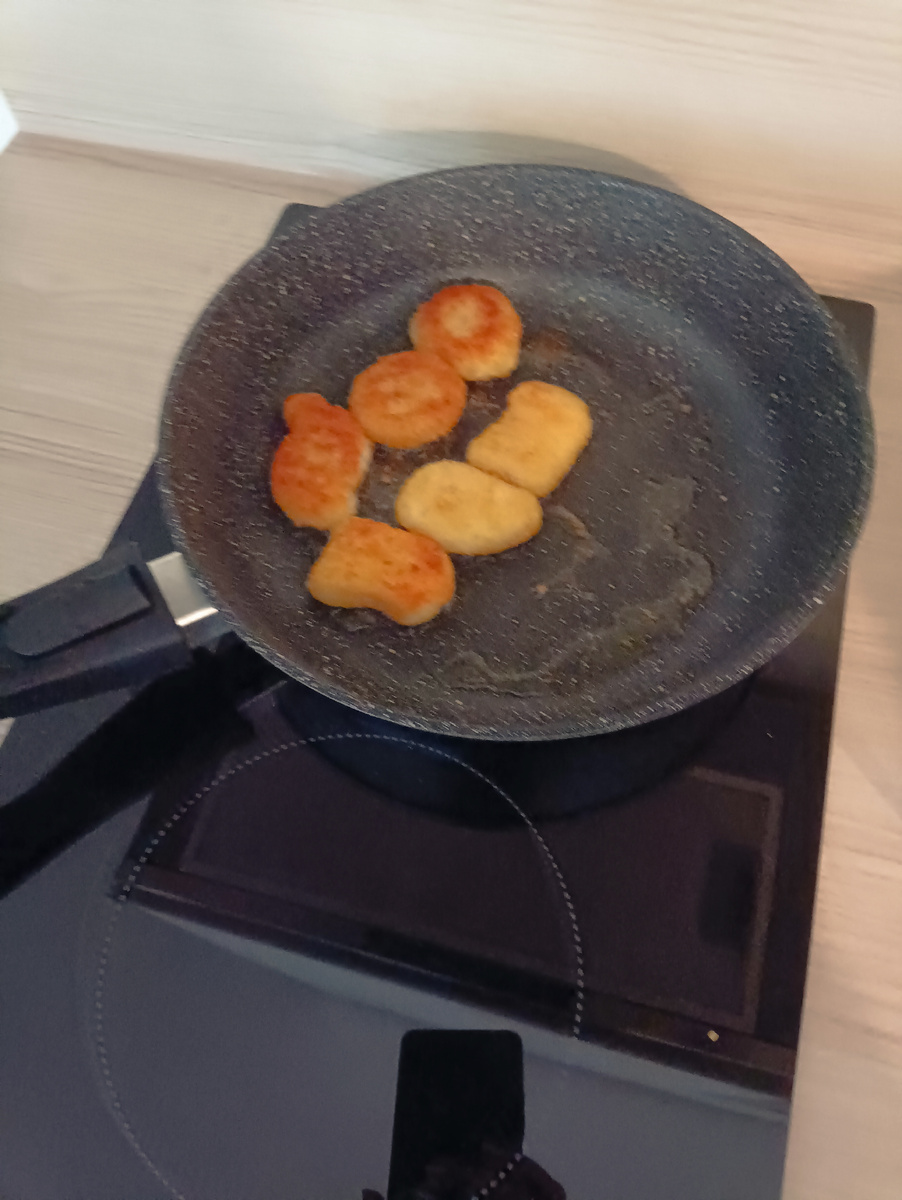 Жарю наггетсы сыну на завтрак