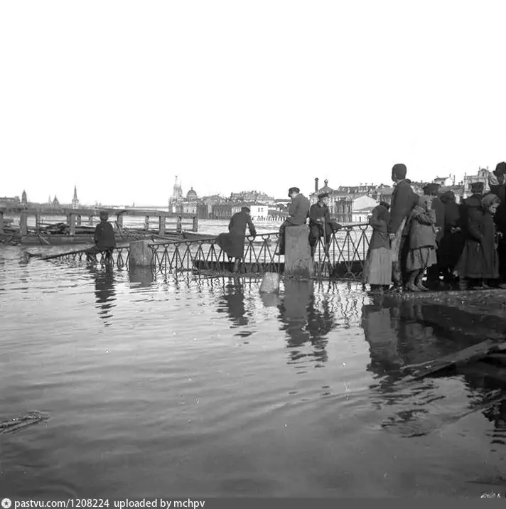 У Большого Каменного моста