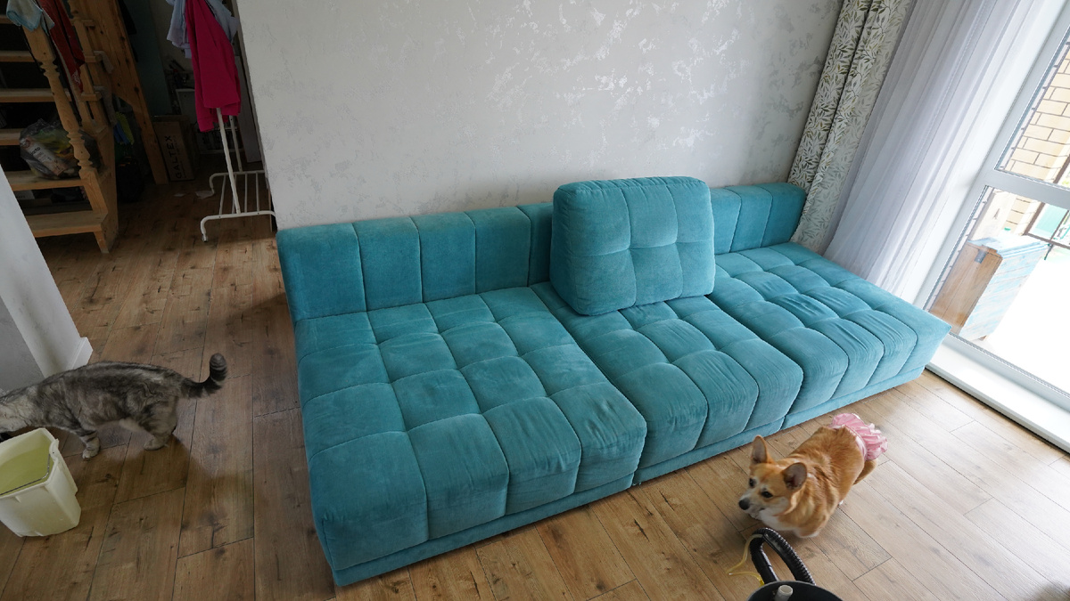 Качественная химчистка помогает избавиться от пыли, пятен от чая, сока, вина, кофе, загрязнений, полученных в ходе игр детей или от домашних питомцев, а также от старых въевшихся пятен или неприятных запахов. 