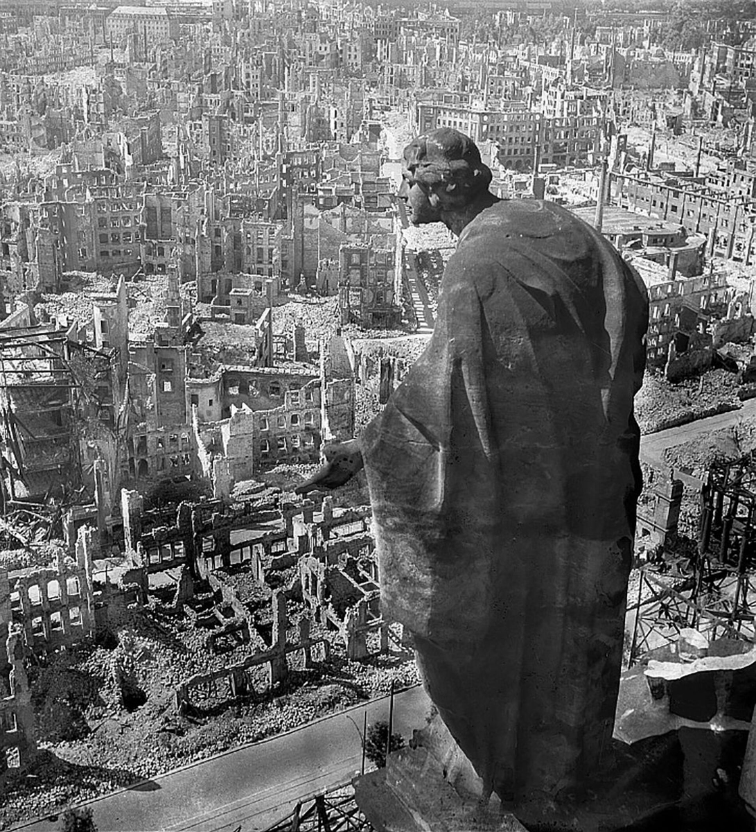 Дрезден после бомбардировки. Фактически город превратили в гигантский крематорий. По официальным данным погибло 25 тыс. человек, но немецкие источники того времени называли цифры на порядок большие.