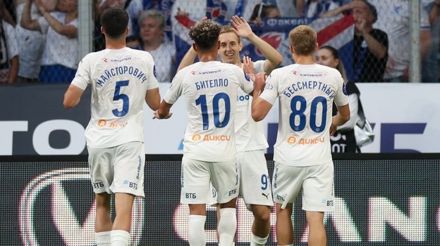    Футболисты «Динамо» празднуют гол в ворота «Факела».Дарья Исаева