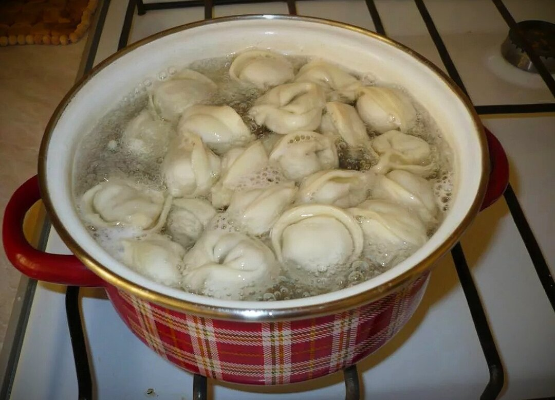 Вареные пельмени. Как сварить пельмени в кастрюле вкусно. Пельмени варятся. Кастрюля с пельменями на плите. Варка пельменей.