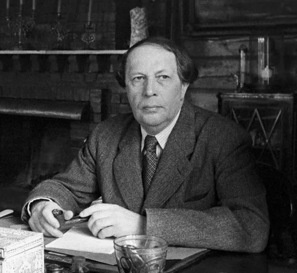 На илл.: А.Н. Толстой - писатель.