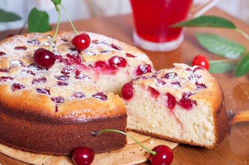 Нежный, сладкий мякиш и ароматная вишня – вот оно, лето на тарелке! Готовится очень просто из доступных ингредиентов.