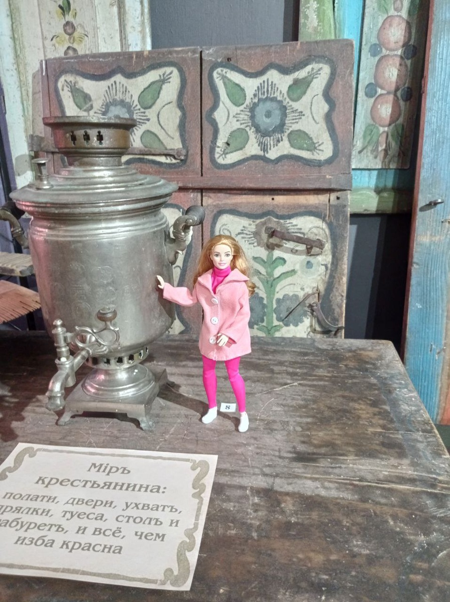 Мы с Дашей втихаря сфотографировались. Самовар классный, с медальками